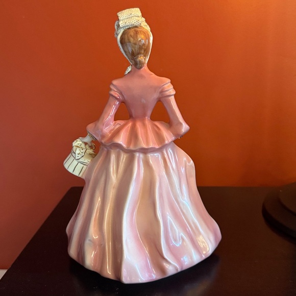 Pasadena California Florence Ceramics Yvonne Lady Figurine 8”T 4.5”W 22k gold - Picture 5 of 7